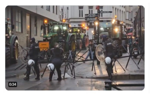 Τα τρακτέρ στις Βρυξέλλες: Οι αγρότες έσπασαν τα οδοφράγματα